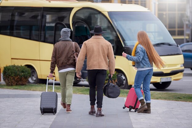 Jeunes adultes voyageant en hiver