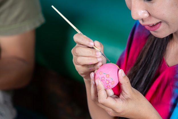 Les jeunes aident à préparer des œufs pour Pâques.