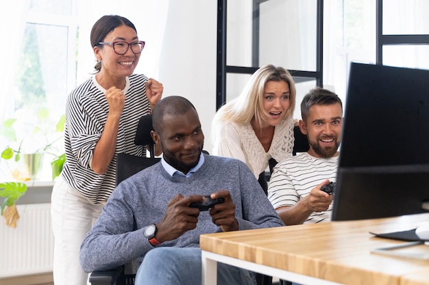 Jeunes amis adultes s'amusant en jouant à des jeux vidéo