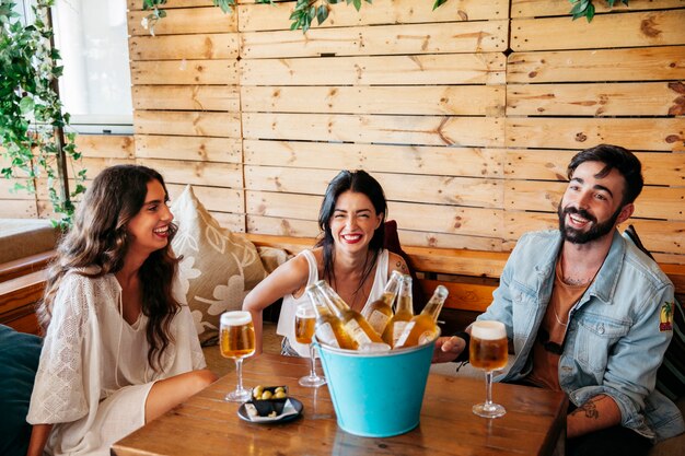 Jeunes amis au bar