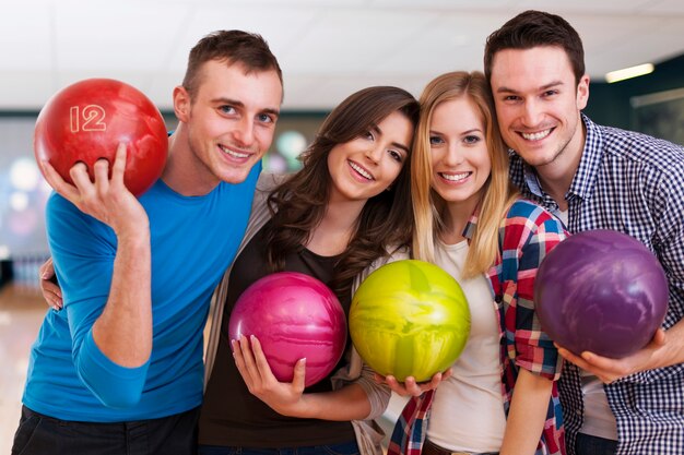 Jeunes amis au bowling