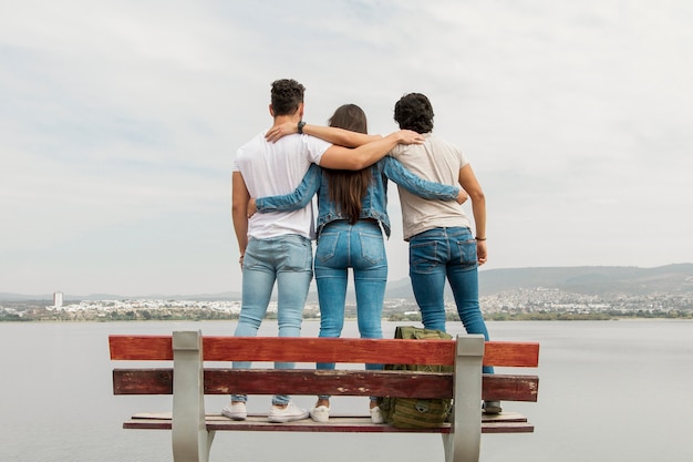 Jeunes amis sur banc