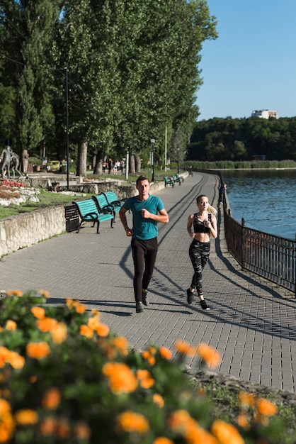 Jeunes amis en cours d&#39;exécution dans le parc