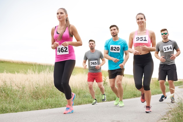 Jeunes amis en cours d'exécution pendant un marathon