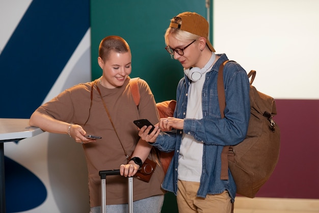 Jeunes amis dans une auberge