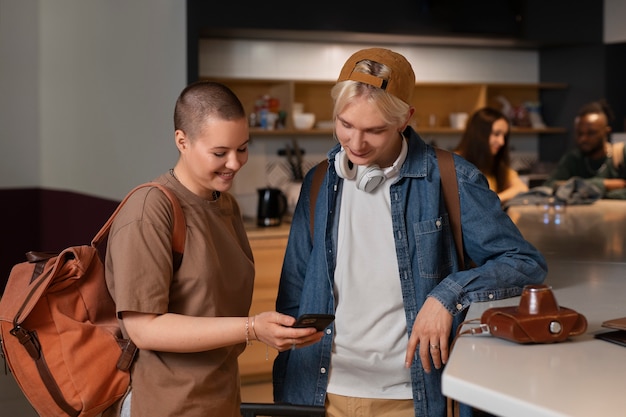 Photo gratuite jeunes amis dans une auberge