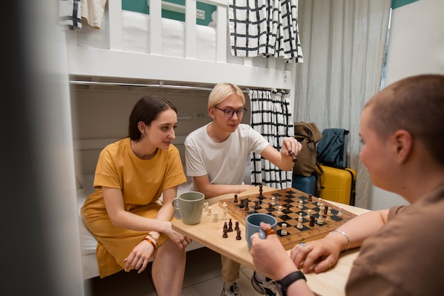 Jeunes amis dans une auberge