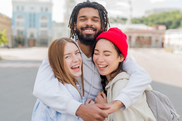 Jeunes amis étreignant