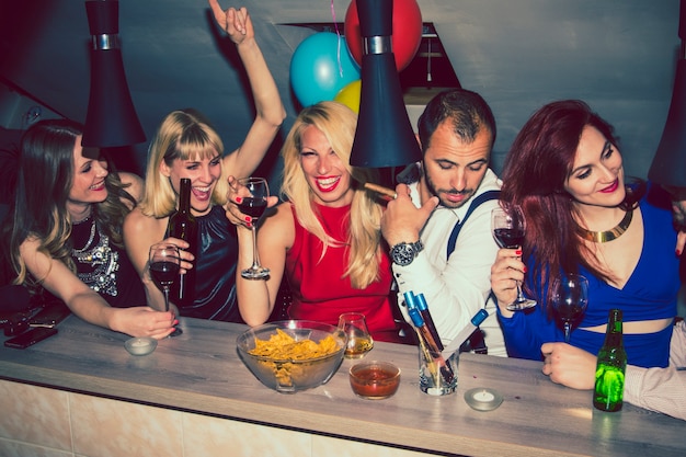 Jeunes amis à la fête du bar