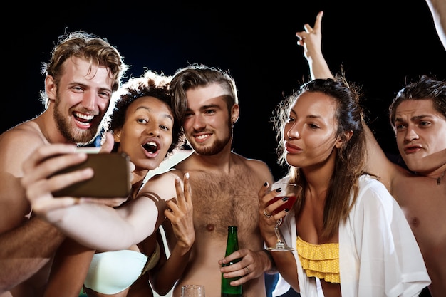 Jeunes Amis Gais Souriant, Se Réjouissant, Faisant Selfie, Se Reposant à La Fête