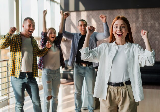 Jeunes amis heureux debout dans un club de bowling