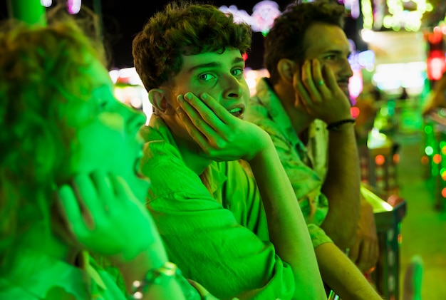 Jeunes amis imitant l'un l'autre