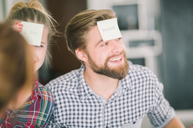 Jeunes amis jouant le jeu à la maison