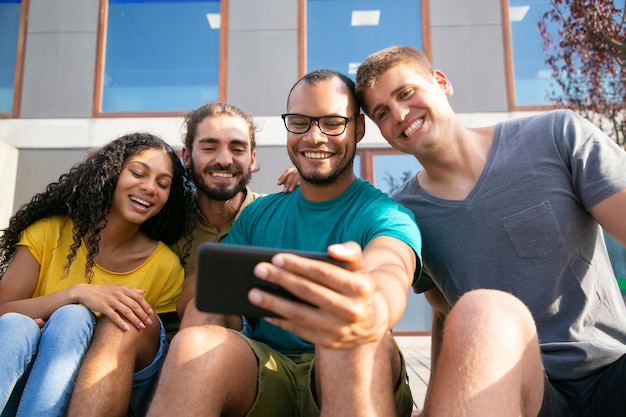 Jeunes amis pendant le chat vidéo via smartphone