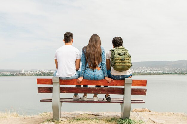 Jeunes amis profitant de la nature