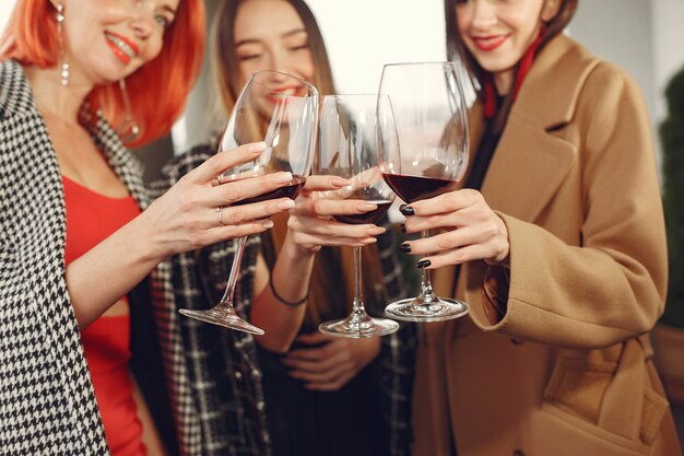 Les jeunes amis qui rient de boire du vin rosé à l'extérieur