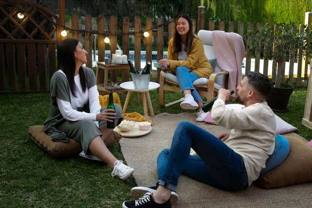 Jeunes amis s'amusant au cinéma en plein air