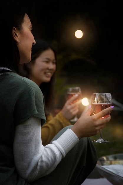 Jeunes amis s'amusant au cinéma en plein air