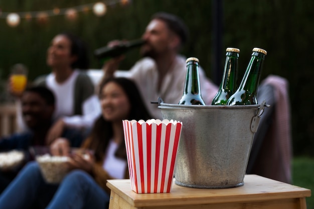 Jeunes amis s'amusant au cinéma en plein air