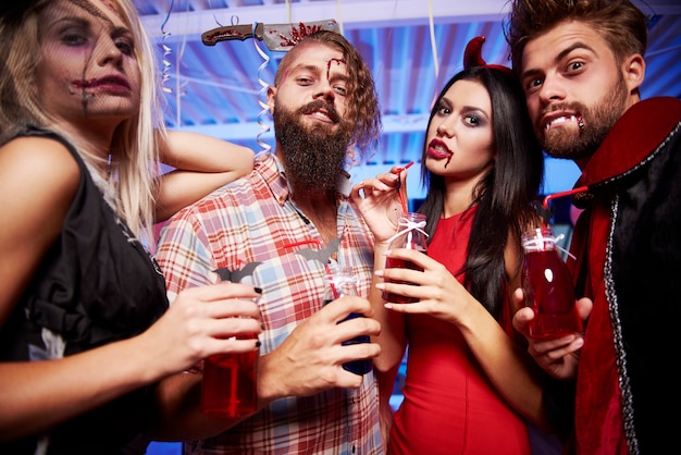 Jeunes amis s'amusant à la fête d'Halloween