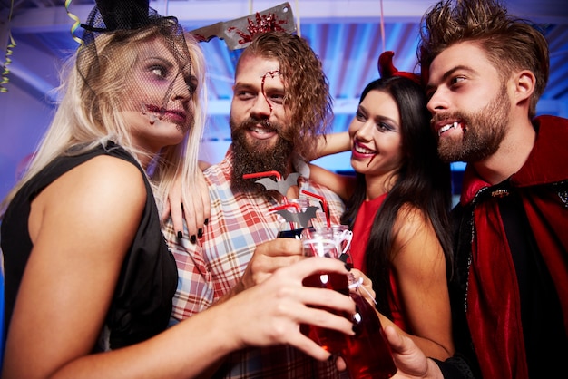 Jeunes amis s'amusant à la fête d'Halloween