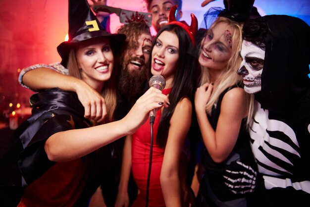 Jeunes amis s'amusant à la fête d'Halloween