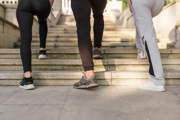 Jeunes amis s&#39;entraînant dans le parc