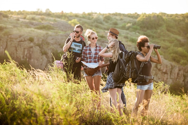 Jeunes amis, à, sacs dos, apprécier, vue, voyager, dans, canyon