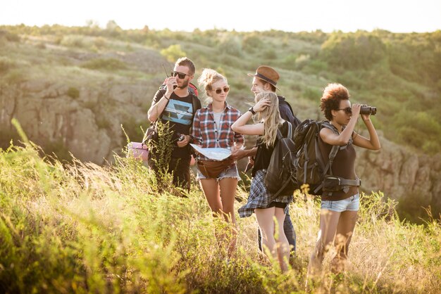 Jeunes amis, à, sacs dos, apprécier, vue, voyager, dans, canyon