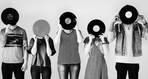 Photo gratuite jeunes amis se couvrant le visage avec des vinyles