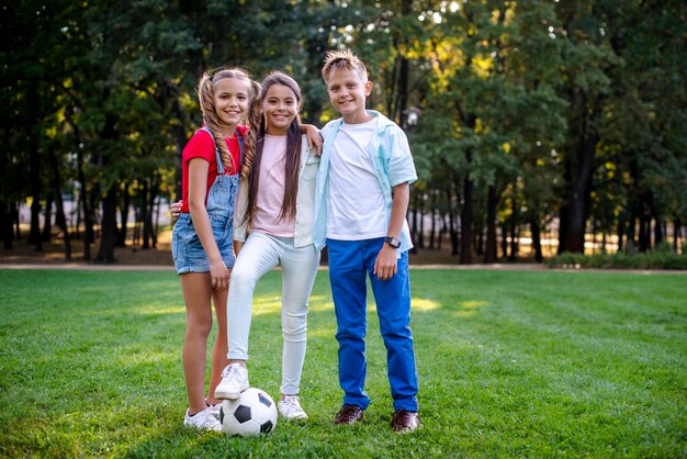 Jeunes amis se détendre ensemble dans le parc