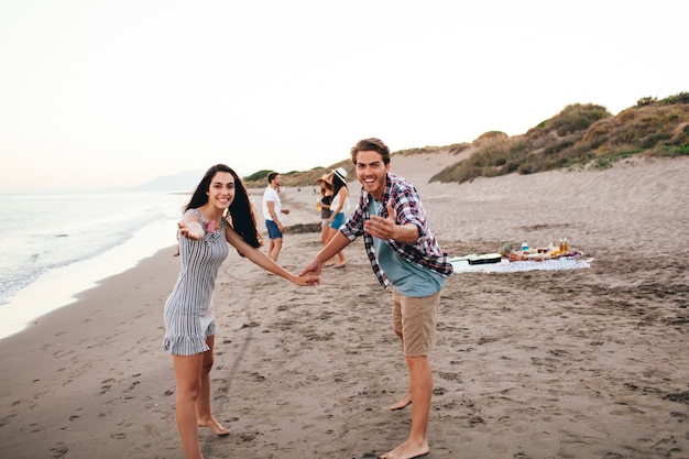 Jeunes amis en train de passer un bon moment à la plage