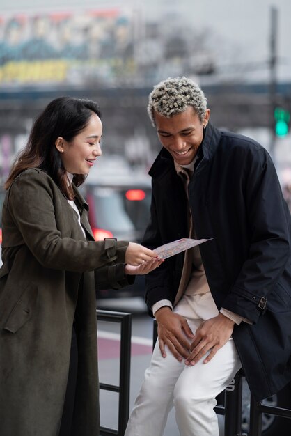 Jeunes amis voyageant à travers le Japon