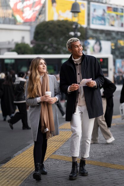 Jeunes amis voyageant à travers le Japon