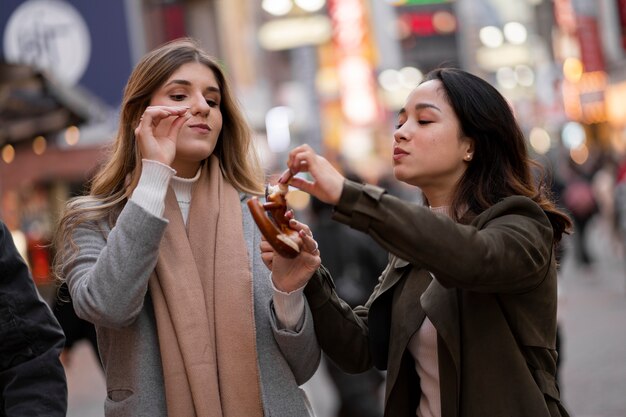 Jeunes amis voyageant à travers le Japon