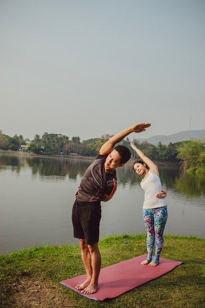 Jeunes amoureux du yoga