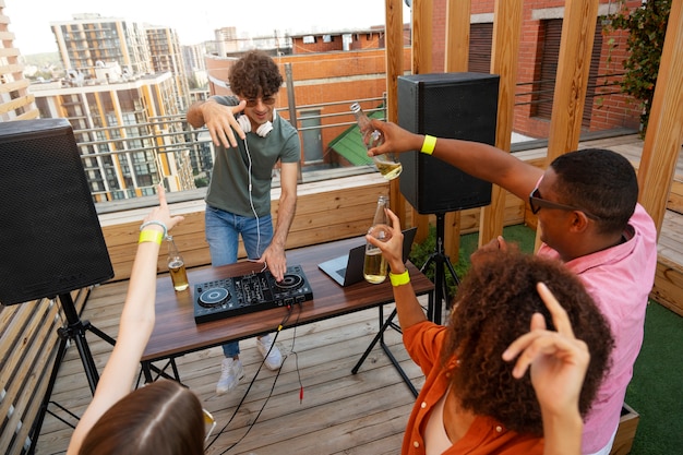 Photo gratuite jeunes à angle élevé faisant la fête ensemble