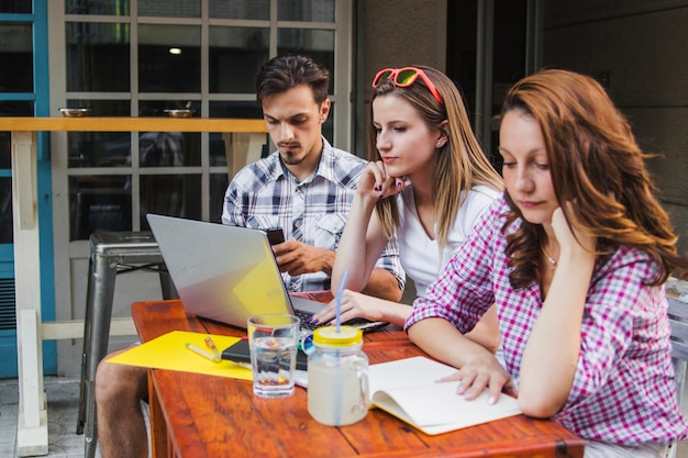 Photo gratuite les jeunes au café étudient