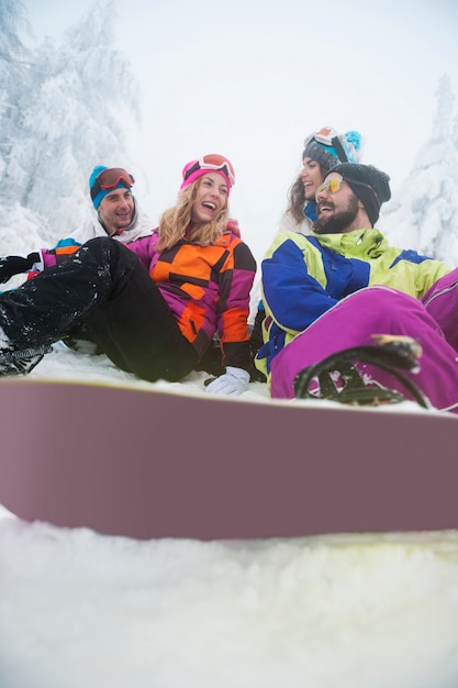 Photo gratuite les jeunes ayant du temps pendant l'hiver