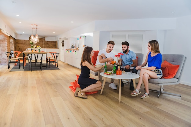 Photo gratuite jeunes ayant une fête à la maison