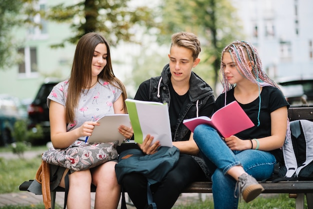 Les jeunes sur le banc avec des papiers