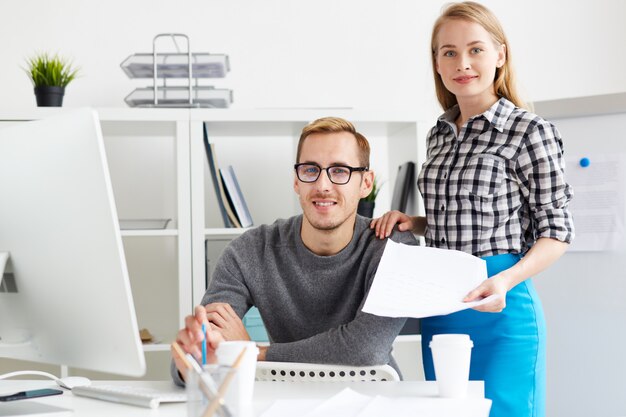 Jeunes cadres au bureau