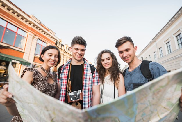 Jeunes avec carte de la ville