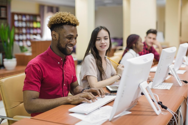 Les jeunes en classe avec des ordinateurs