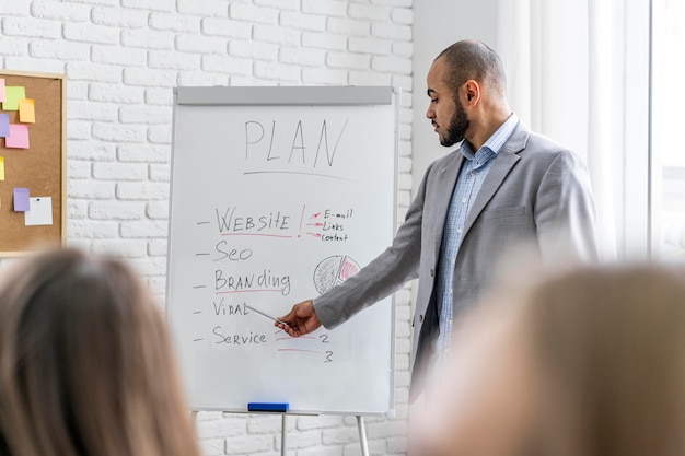 Jeunes collaborant à la réunion