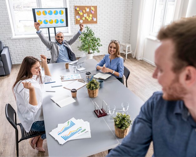 Jeunes collaborant à la réunion