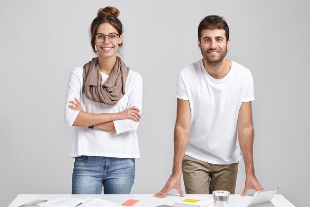 Jeunes collègues debout près du bureau