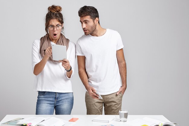 Jeunes collègues debout près du bureau