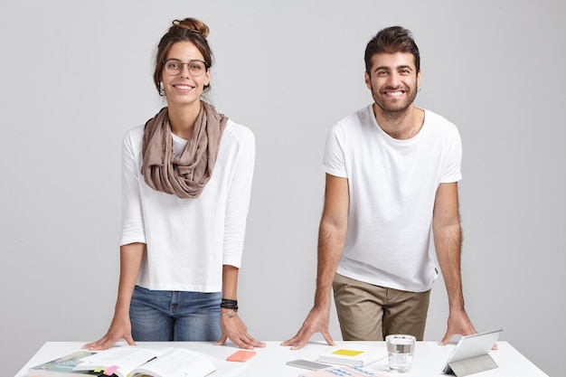 Jeunes collègues debout près du bureau