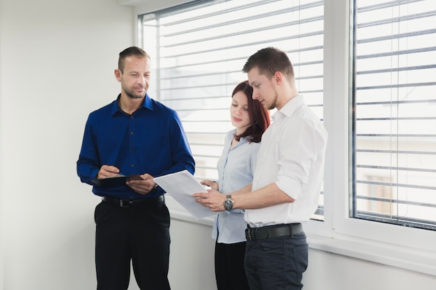 Jeunes collègues discutant des documents